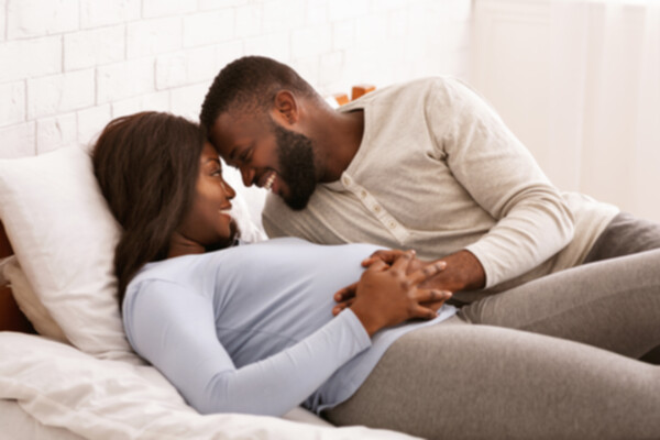 Mejores posturas sexuales para el sexo durante el embarazo