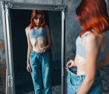 ¿Qué es la anorexia? Causas, síntomas, consecuencias y tratamiento psicológico de esta enfermedad