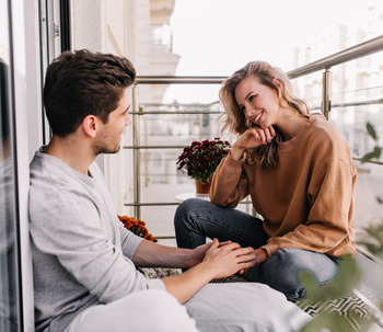 ¿Tu relación está en una encrucijada? Descubre cómo la terapia de parejas te puede ayudar a salir de ella.