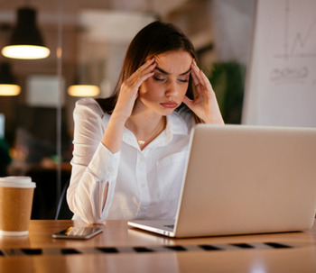 ¿Cómo combatir el estrés laboral? 8 Señales de que sufres de demasiado estrés en el trabajo
