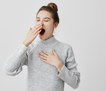 ¿Por qué bostezamos? 7 Causas comunes del bostezo