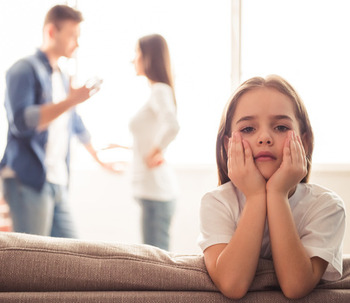 Niños/as que ejercen de padres: 9 Efectos de la parentificación en la vida adulta