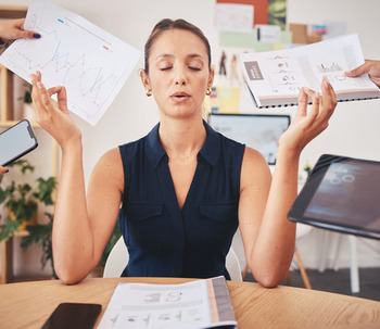 ¿Cómo gestionar el estrés laboral? 5 Estrategias y consejos para aprender a combatir el estrés en el trabajo