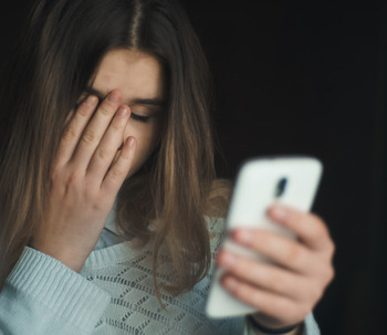 Ansiedad telefónica o telefonofobia: ¿Por qué nos sentimos mal al hablar por teléfono?
